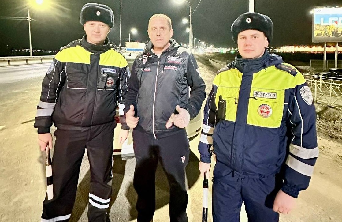 На саратовской трассе у водителя минивэна пробило колесо: на помощь пришли автоинспекторы